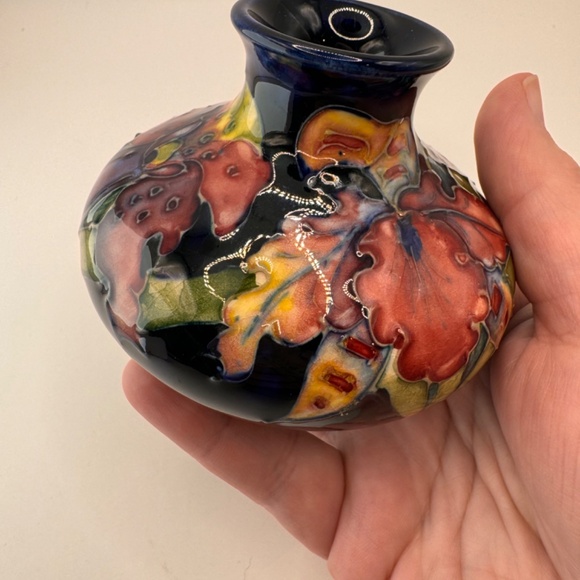 William Moorcroft Spotted Ruffled Orchid or Ruffled Lady Slipper petite vase - Picture 10 of 11